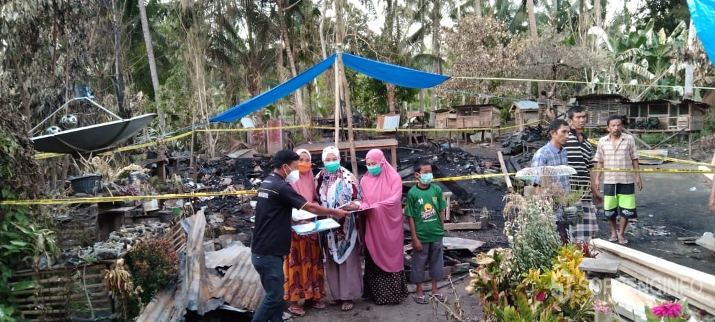 Sehari Pasca Kebakaran, Disdukcapil Soppeng Serahkan Dokumen Kependudukan Kepada Korban