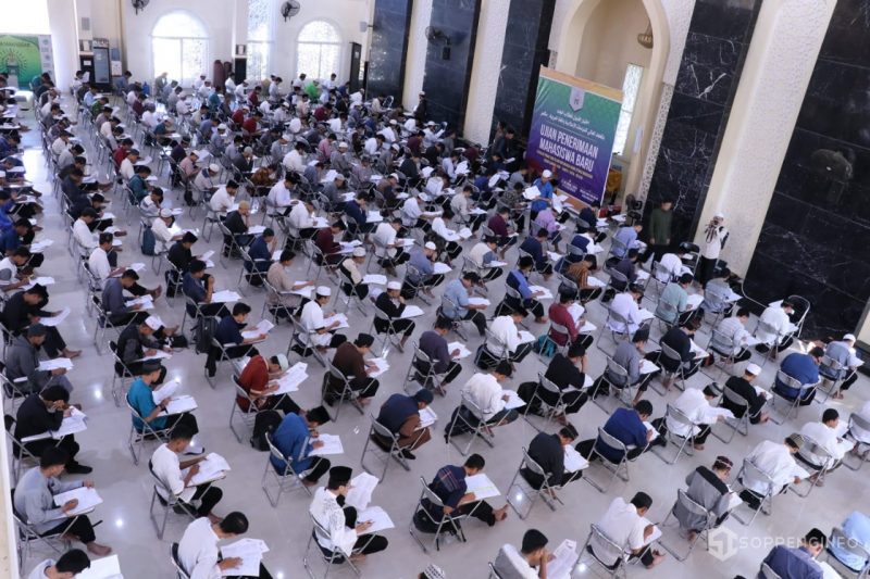 Calon Mahasiswa Baru Serius Ikuti Ujian STIBA Makassar