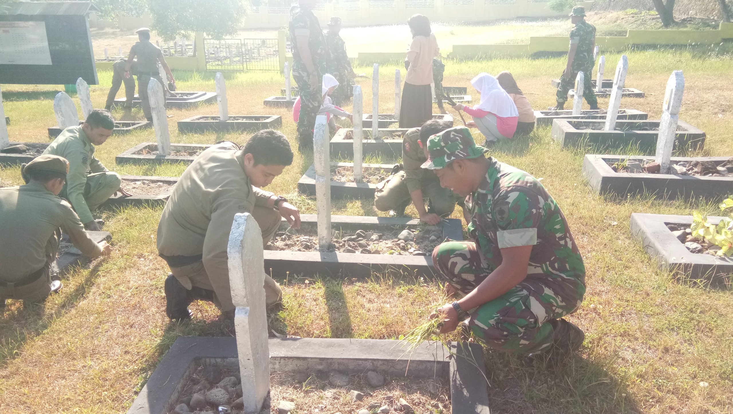 Peringati HUT TNI Ke 73, Kodim 1423 Soppeng Bersihkan TMP