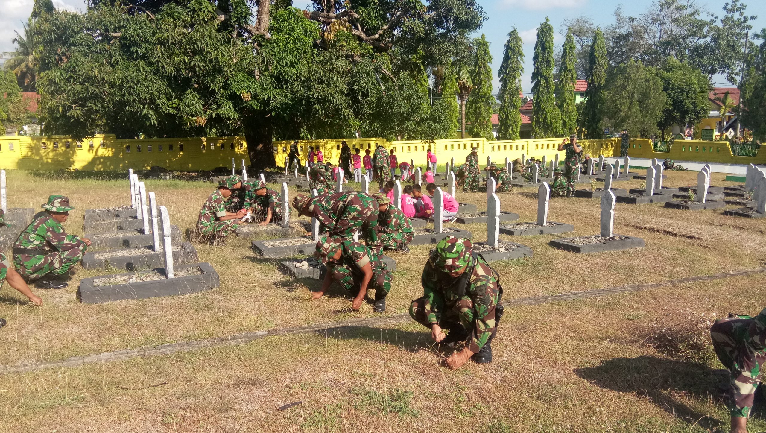 Peringati HUT TNI Ke 73, Kodim 1423 Soppeng Bersihkan TMP