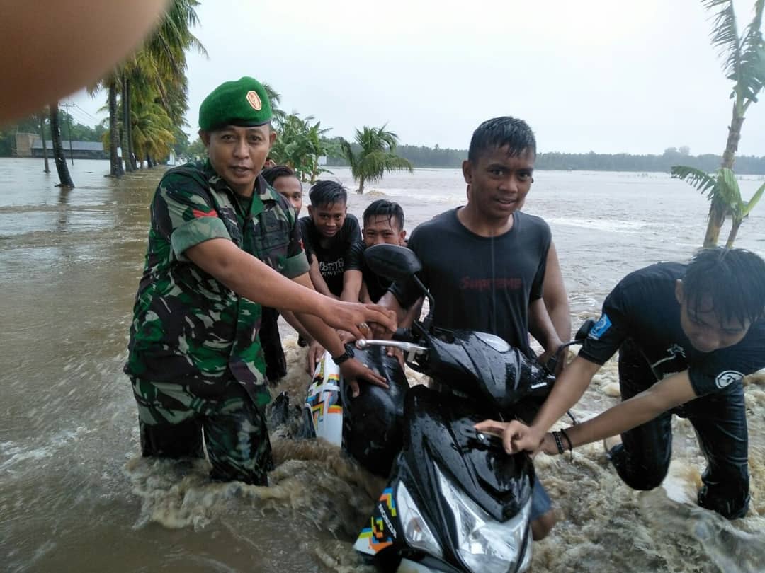 Kodim 1423/Soppeng Bantu Pengendara Terhalang Banjir Poros Soppeng Sidrap