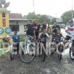 Bersepeda Sore, Ketua DPRD Soppeng Menyapa Anak-Anak