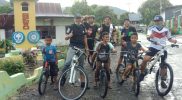 Bersepeda Sore, Ketua DPRD Soppeng Menyapa Anak-Anak