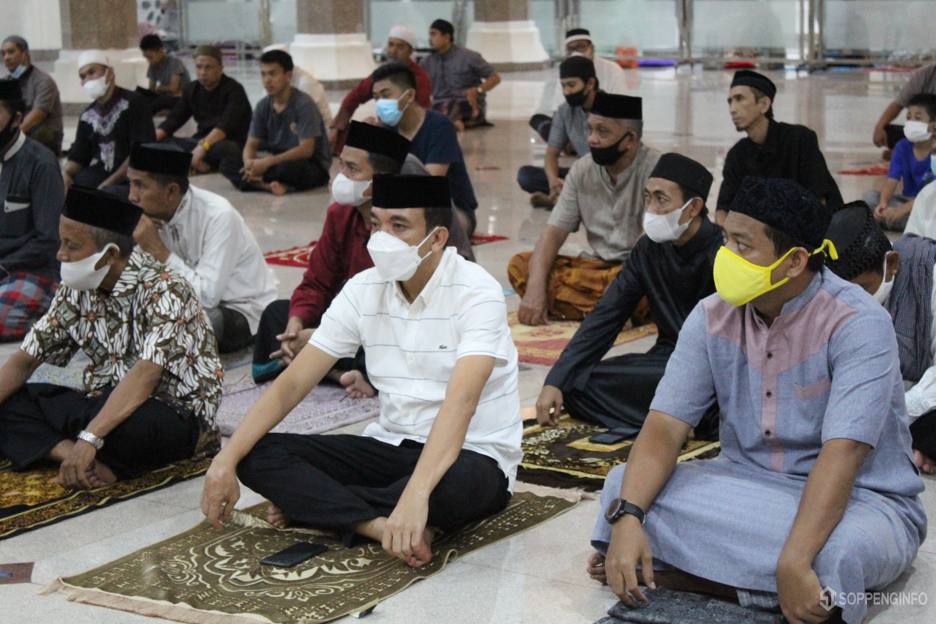 Ketua DPRD Soppeng Shalat Khusuf Bersama Masyarakat di Masjid Agung Darussalam
