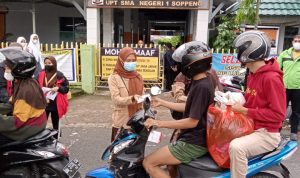 Saka Bakti Husada Bersama Dinkes Soppeng Bagi bagi Masker di Jalan