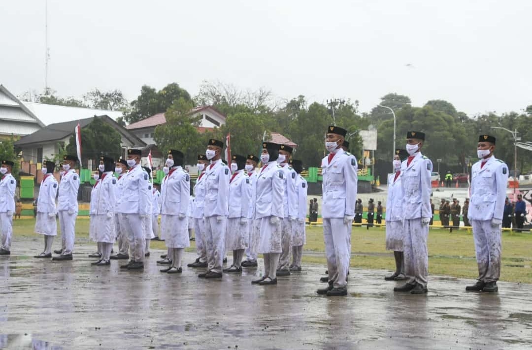 Diguyur Hujan Upacara Penurunan Bendera Berlangsung Khidmat di Soppeng