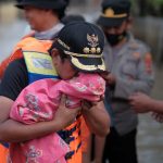 Terjebak Banjir, Bupati Soppeng Evakuasi Bayi Berumur 9 Hari