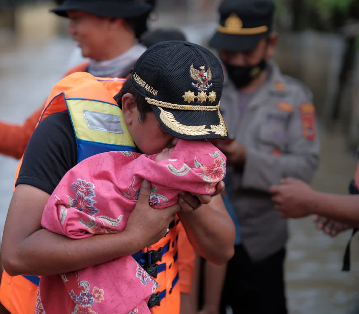 Terjebak Banjir, Bupati Soppeng Evakuasi Bayi Berumur 9 Hari