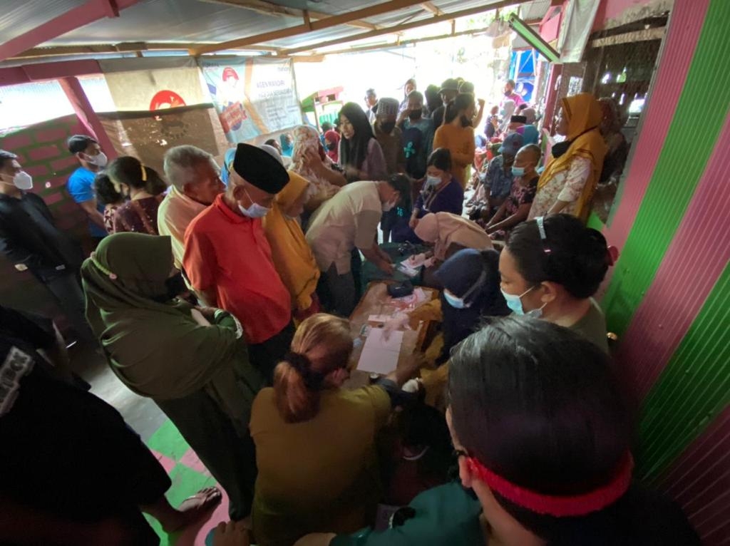 IDI Cabang Soppeng Bagikan Sembako & Pemeriksaan Kesehatan Gratis Di lokasi Terdampak Banjir