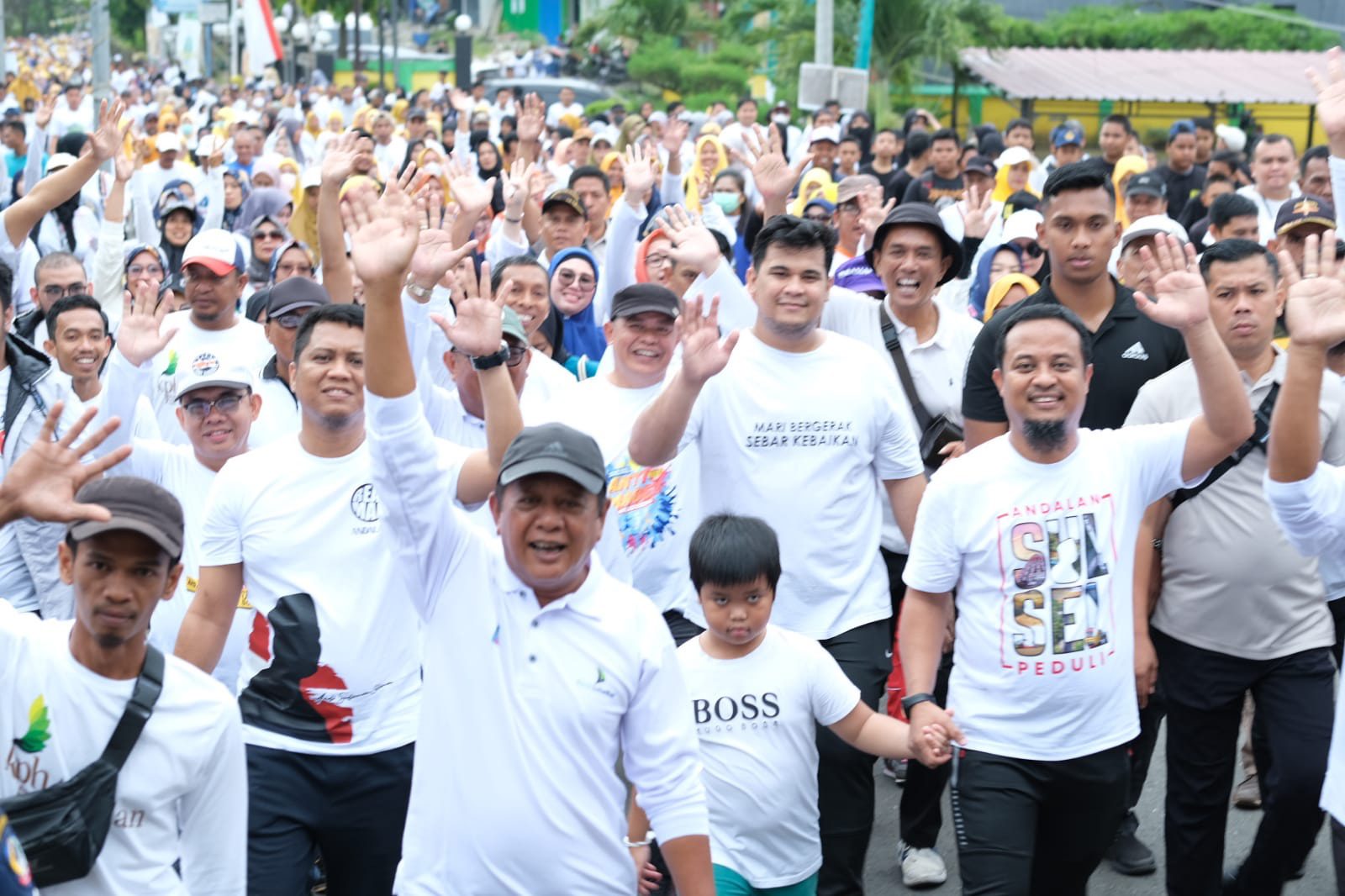 Ribuan Warga Ikuti Jalan Santai Anti Mager Bareng Gubernur