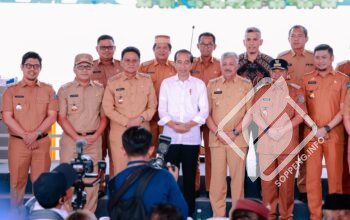 Pakai Songko Recca Bupati Soppeng Ikut Hadir Dalam Kunjungan Jokowi di Makassar