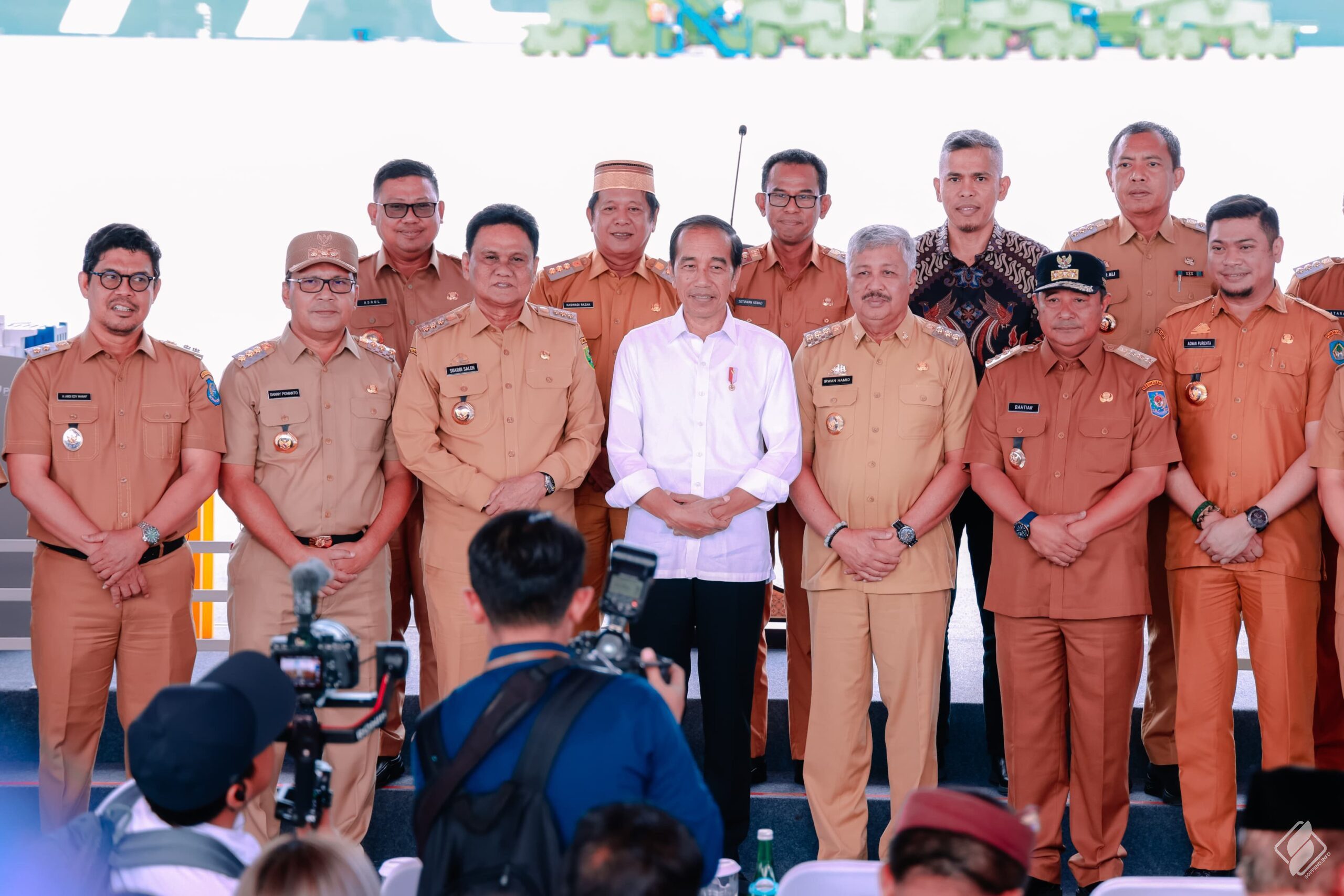Pakai Songko Recca Bupati Soppeng Ikut Hadir Dalam Kunjungan Jokowi di Makassar