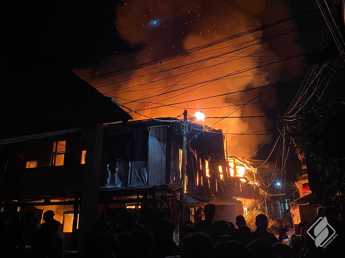 Kebakaran Hebat Melanda Jalan Garuda, Pinrang, 3 Rumah Ludes Terbakar, Kerugian Capai 1 Miliar Rupiah!