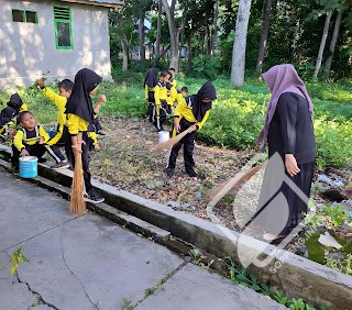 Pentingnya Kebersihan Lingkungan Siswi SD Negeri 9 Mallanroe Laksanakan Kerja Bakti