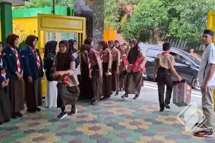 SMPN 1 Soppeng Praktikkan Budaya "Ma Pa Tabe" Secara Edukatif